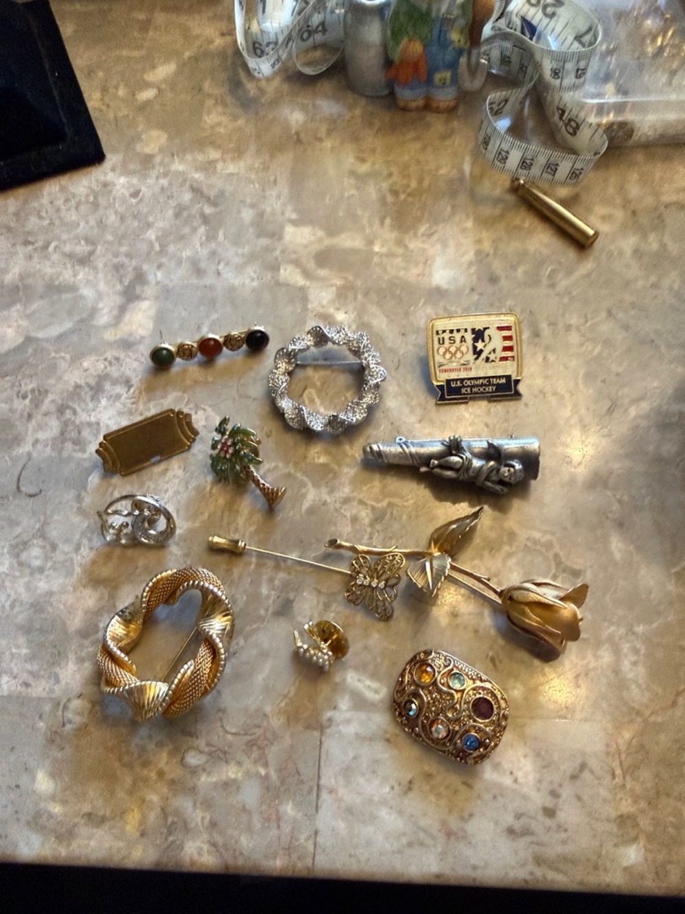 Vintage Lot of 12 unusual brooches gold - Silvertone some marked 1940s to 1990s